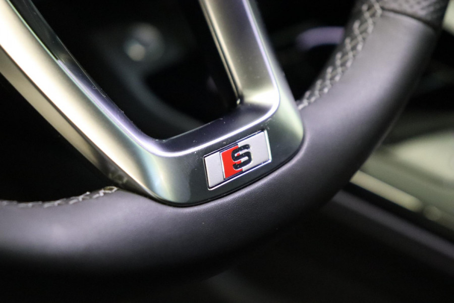Audi A4 Avant 35 TFSI S Edition Competition Automaat / Panoramadak / Optic Black / Adaptieve Cruise Control / 18 Inch / LED / Stoelverwarming / Navigatiesysteem / Achteruitrijcamera / Extra Getint Glas / Climate Control