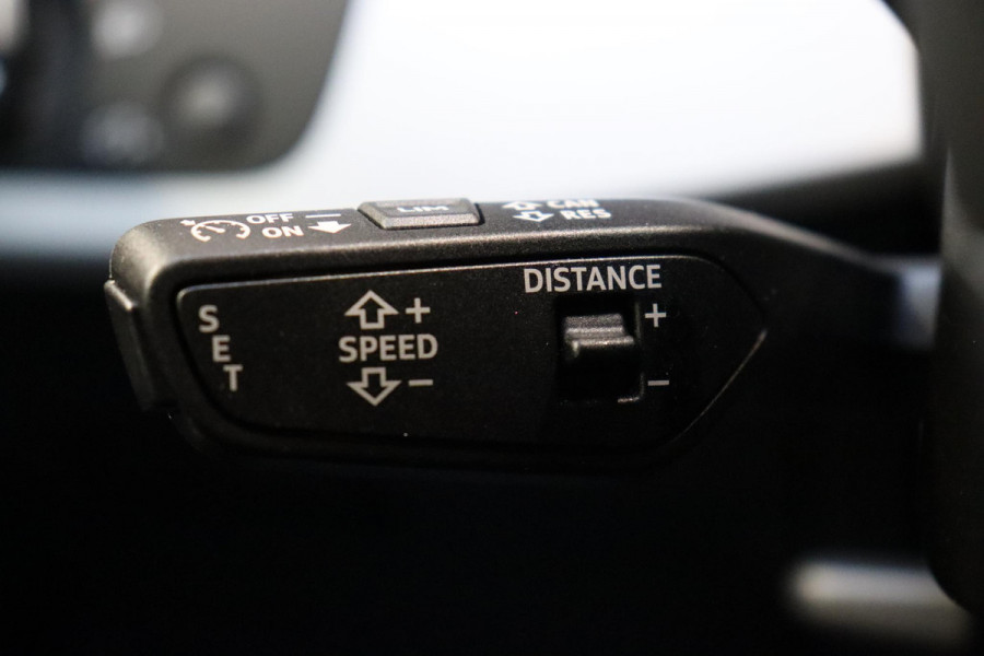 Audi A4 Avant 35 TFSI S Edition Competition Automaat / Panoramadak / Optic Black / Adaptieve Cruise Control / 18 Inch / LED / Stoelverwarming / Navigatiesysteem / Achteruitrijcamera / Extra Getint Glas / Climate Control