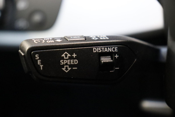 Audi A4 Avant 35 TFSI S Edition Competition Automaat / Panoramadak / Optic Black / Adaptieve Cruise Control / 18 Inch / LED / Stoelverwarming / Navigatiesysteem / Achteruitrijcamera / Extra Getint Glas / Climate Control