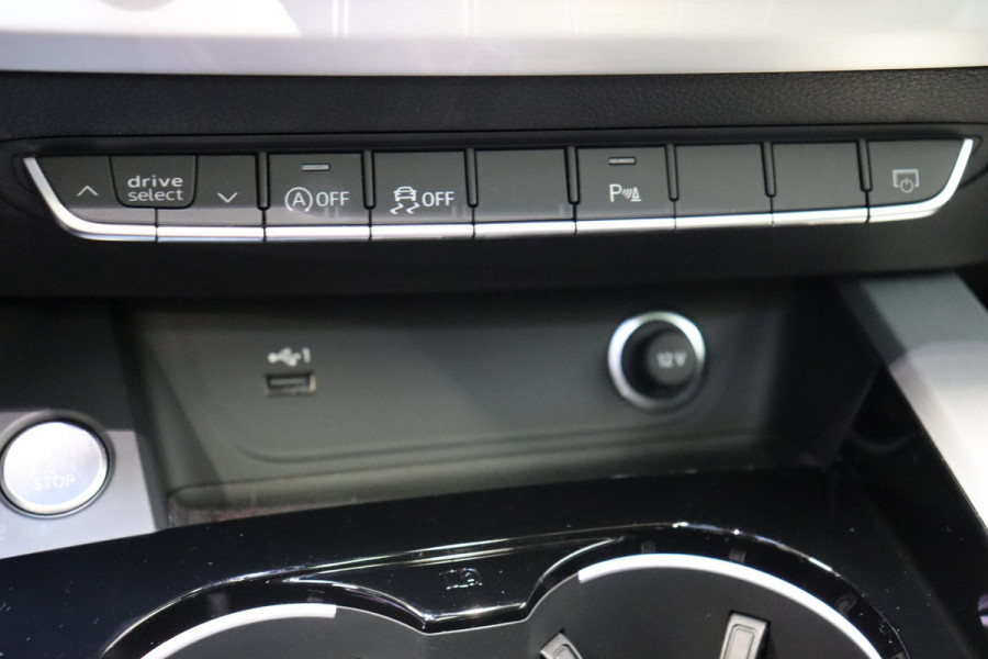 Audi A4 Avant 35 TFSI S Edition Competition Automaat / Panoramadak / Optic Black / Adaptieve Cruise Control / 18 Inch / LED / Stoelverwarming / Navigatiesysteem / Achteruitrijcamera / Extra Getint Glas / Climate Control