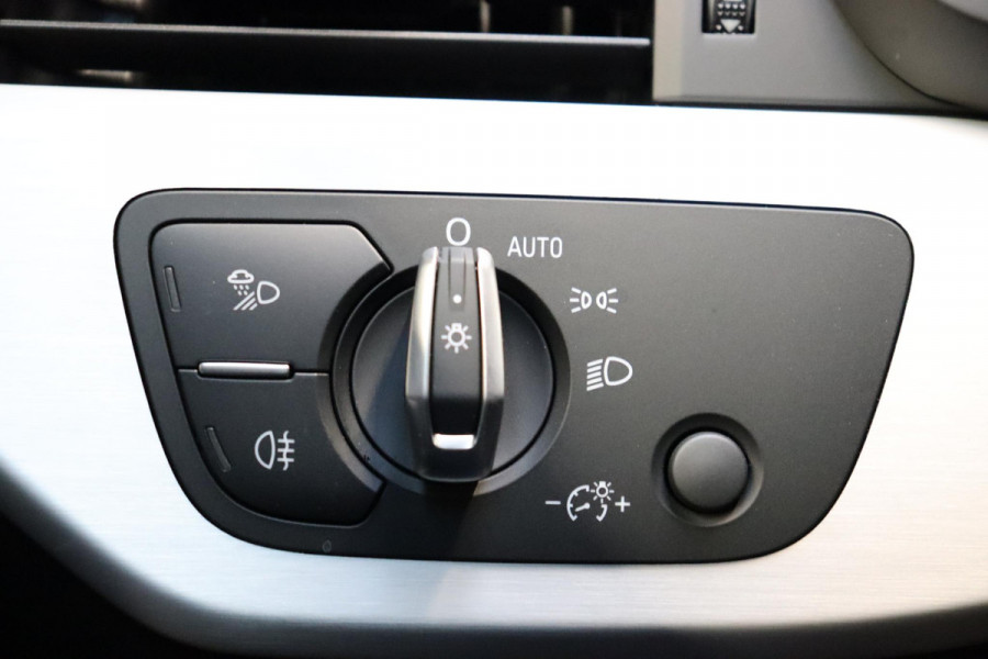 Audi A4 Avant 35 TFSI S Edition Competition Automaat / Panoramadak / Optic Black / Adaptieve Cruise Control / 18 Inch / LED / Stoelverwarming / Navigatiesysteem / Achteruitrijcamera / Extra Getint Glas / Climate Control