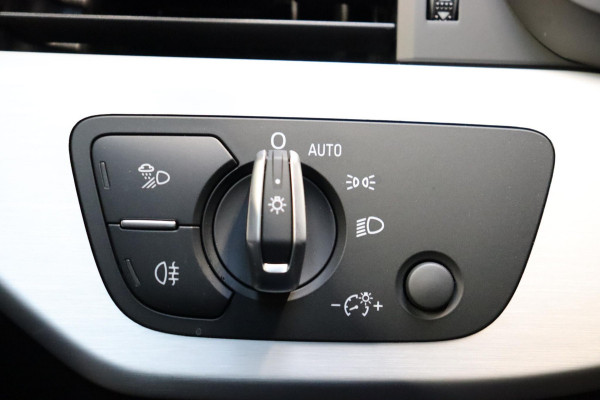 Audi A4 Avant 35 TFSI S Edition Competition Automaat / Panoramadak / Optic Black / Adaptieve Cruise Control / 18 Inch / LED / Stoelverwarming / Navigatiesysteem / Achteruitrijcamera / Extra Getint Glas / Climate Control