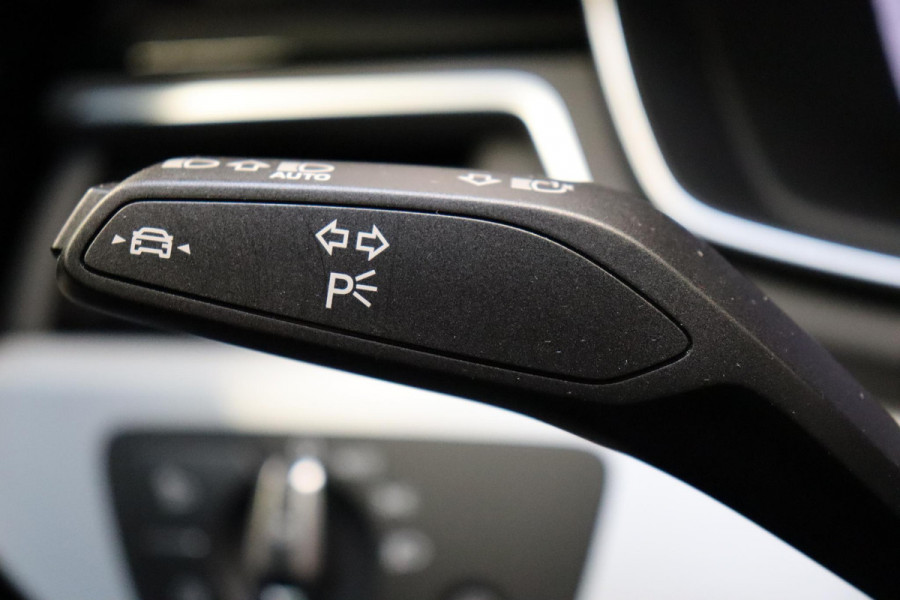 Audi A4 Avant 35 TFSI S Edition Competition Automaat / Panoramadak / Optic Black / Adaptieve Cruise Control / 18 Inch / LED / Stoelverwarming / Navigatiesysteem / Achteruitrijcamera / Extra Getint Glas / Climate Control