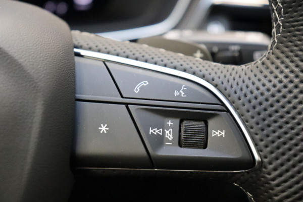 Audi A4 Avant 35 TFSI S Edition Competition Automaat / Panoramadak / Optic Black / Adaptieve Cruise Control / 18 Inch / LED / Stoelverwarming / Navigatiesysteem / Achteruitrijcamera / Extra Getint Glas / Climate Control