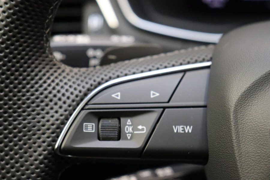 Audi A4 Avant 35 TFSI S Edition Competition Automaat / Panoramadak / Optic Black / Adaptieve Cruise Control / 18 Inch / LED / Stoelverwarming / Navigatiesysteem / Achteruitrijcamera / Extra Getint Glas / Climate Control