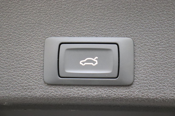 Audi A4 Avant 35 TFSI S Edition Competition Automaat / Panoramadak / Optic Black / Adaptieve Cruise Control / 18 Inch / LED / Stoelverwarming / Navigatiesysteem / Achteruitrijcamera / Extra Getint Glas / Climate Control