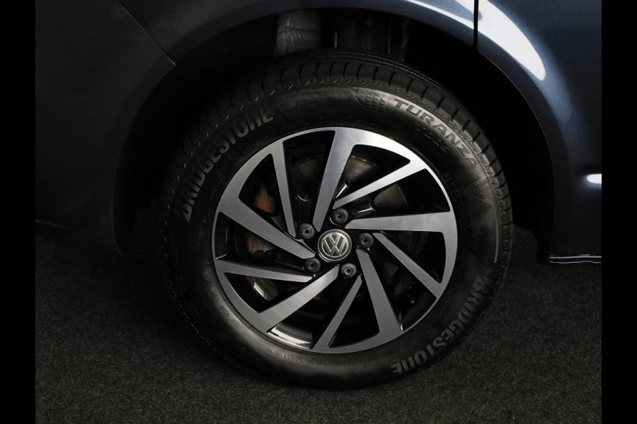 Volkswagen Transporter 2.0 TDI L1H1 150 pk | Navigatie | Trekhaak (afneembaar) | Parkeersensoren | Achteruitrijcamera |