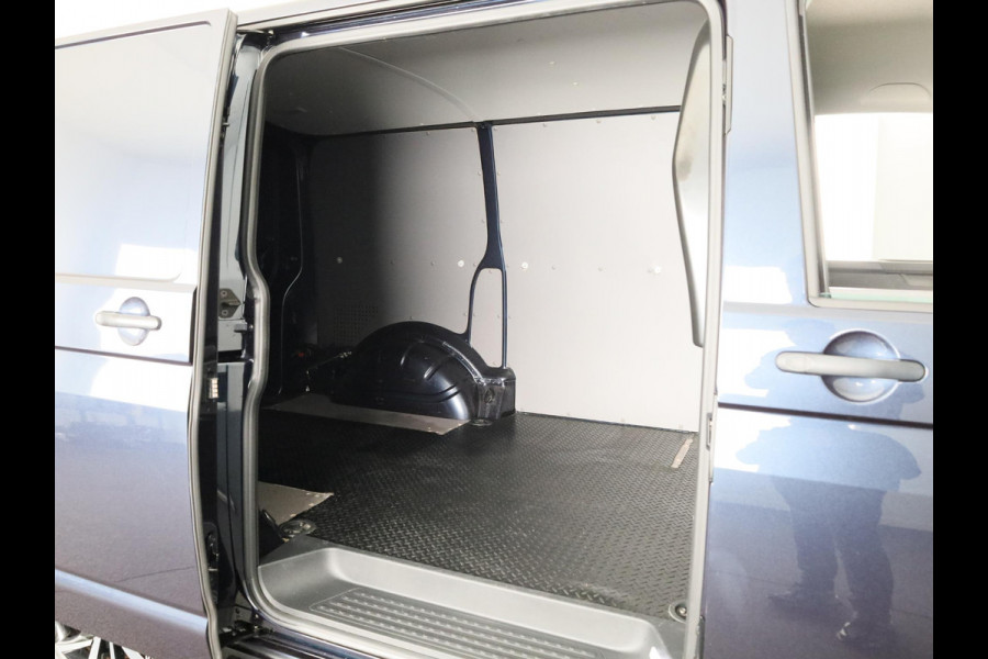 Volkswagen Transporter 2.0 TDI L1H1 150 pk | Navigatie | Trekhaak (afneembaar) | Parkeersensoren | Achteruitrijcamera |