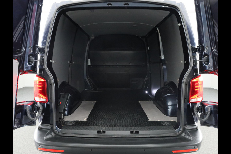 Volkswagen Transporter 2.0 TDI L1H1 150 pk | Navigatie | Trekhaak (afneembaar) | Parkeersensoren | Achteruitrijcamera |
