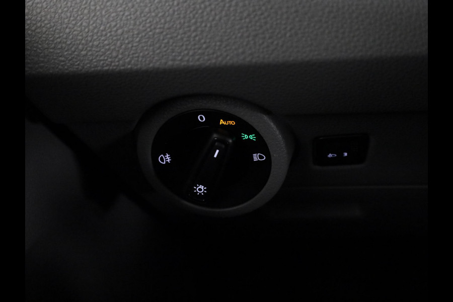 Volkswagen Transporter 2.0 TDI L1H1 150 pk | Navigatie | Trekhaak (afneembaar) | Parkeersensoren | Achteruitrijcamera |