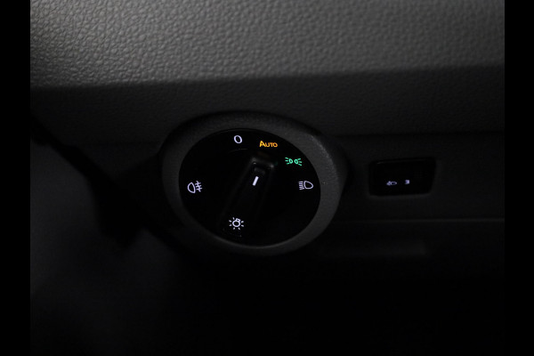 Volkswagen Transporter 2.0 TDI L1H1 150 pk | Navigatie | Trekhaak (afneembaar) | Parkeersensoren | Achteruitrijcamera |