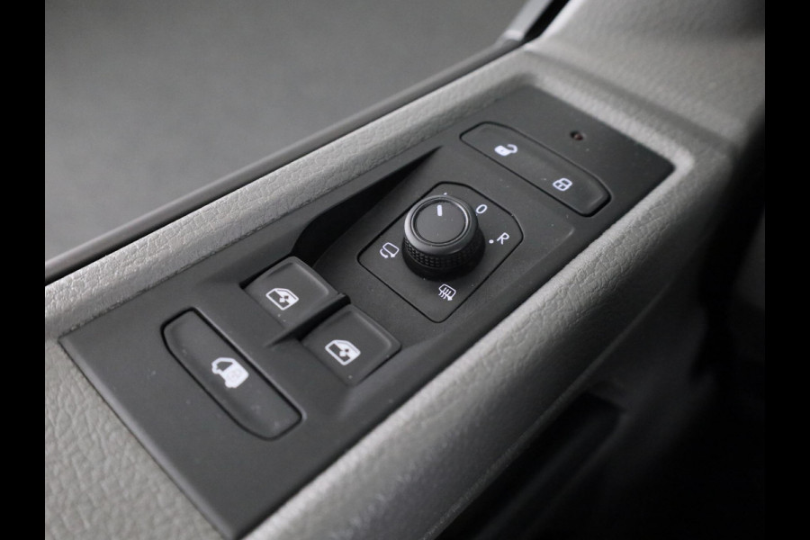 Volkswagen Transporter 2.0 TDI L1H1 150 pk | Navigatie | Trekhaak (afneembaar) | Parkeersensoren | Achteruitrijcamera |