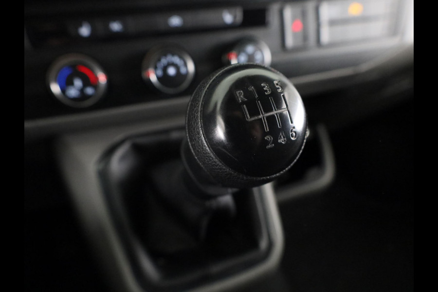 Volkswagen Transporter 2.0 TDI L1H1 150 pk | Navigatie | Trekhaak (afneembaar) | Parkeersensoren | Achteruitrijcamera |