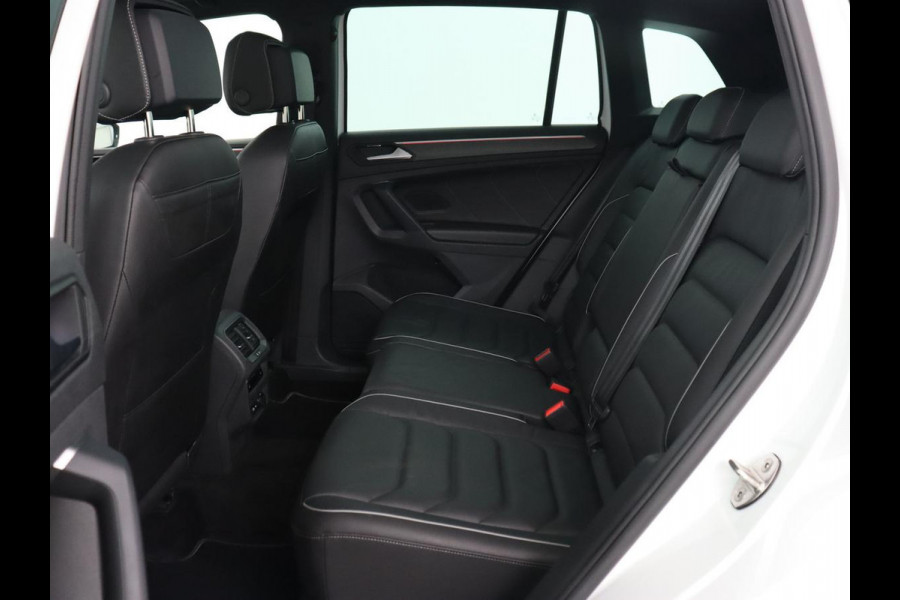 Volkswagen Tiguan 1.4 TSI eHybrid R Line | Panoramadak | Leder | Stoelverwarming | Trekhaak | 360 Camera | Adaptive cruise | Carplay | Matrix LED | Navigatie | Achterbankverwarming | PHEV | Plug In