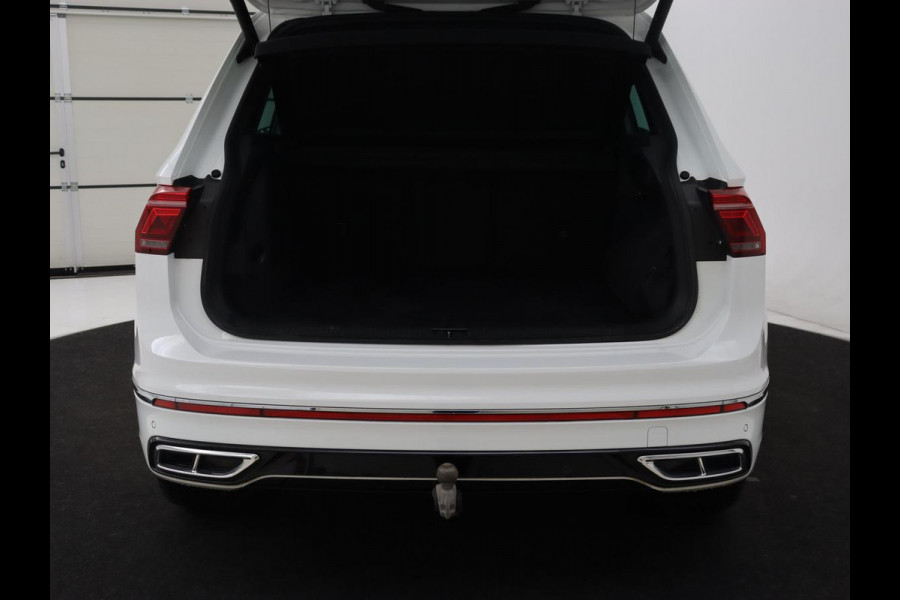 Volkswagen Tiguan 1.4 TSI eHybrid R Line | Panoramadak | Leder | Stoelverwarming | Trekhaak | 360 Camera | Adaptive cruise | Carplay | Matrix LED | Navigatie | Achterbankverwarming | PHEV | Plug In