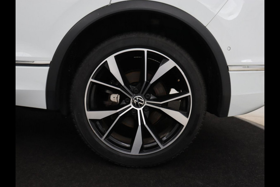 Volkswagen Tiguan 1.4 TSI eHybrid R Line | Panoramadak | Leder | Stoelverwarming | Trekhaak | 360 Camera | Adaptive cruise | Carplay | Matrix LED | Navigatie | Achterbankverwarming | PHEV | Plug In