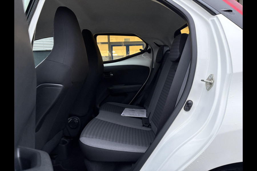 Toyota Aygo 1.0 VVT-i x-play | Carplay | Achteruitrijcamera | Airco | Automaat