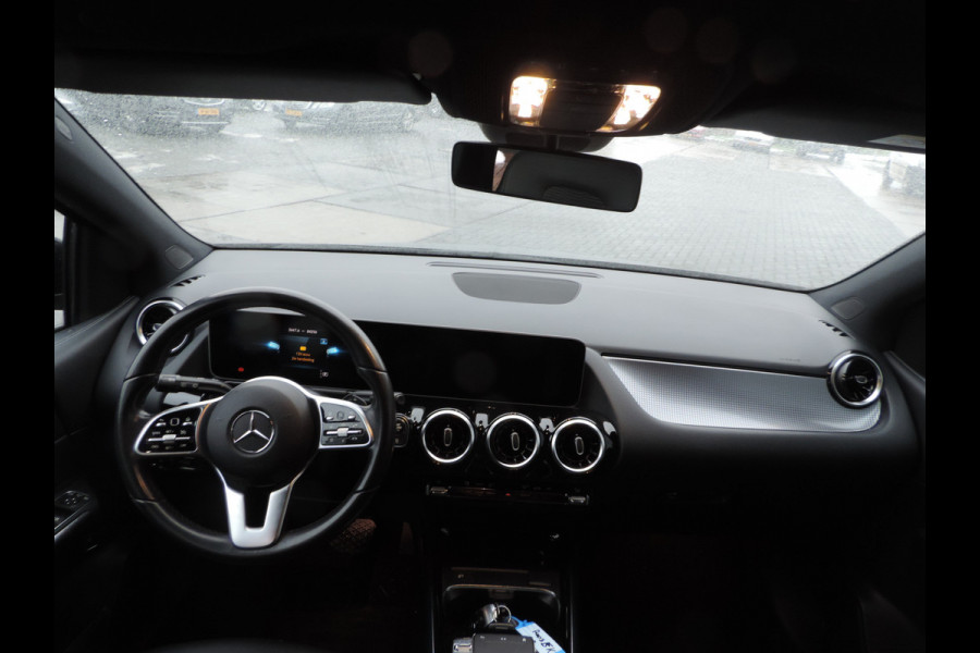 Mercedes-Benz B-Klasse 180 Launch Edition Premium Plus TREKHAAK