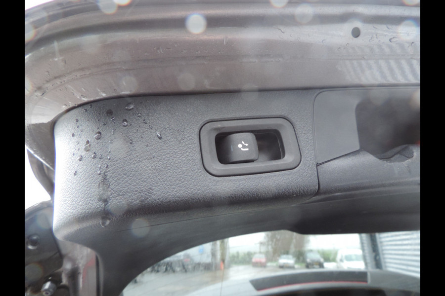 Mercedes-Benz B-Klasse 180 Launch Edition Premium Plus TREKHAAK