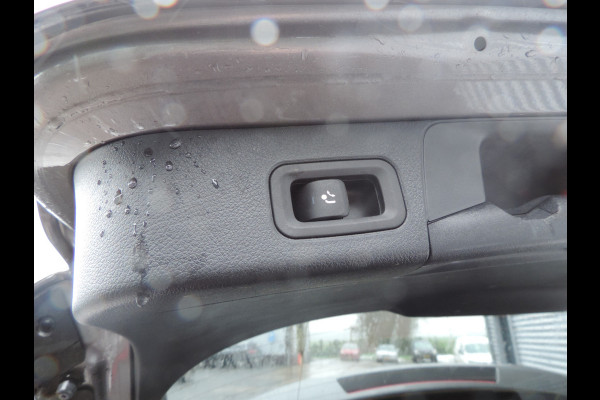 Mercedes-Benz B-Klasse 180 Launch Edition Premium Plus TREKHAAK