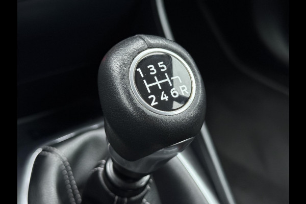 Ford Fiesta 1.0 EcoBoost Hybrid ST-Line X Navi,125pk,6 Bak,Carplay,Camera,Stoelverw,Stuurverw,Clima,Cruise,Pdc V+A,Lm velgen,N.A.P,Apk tot 04-2027