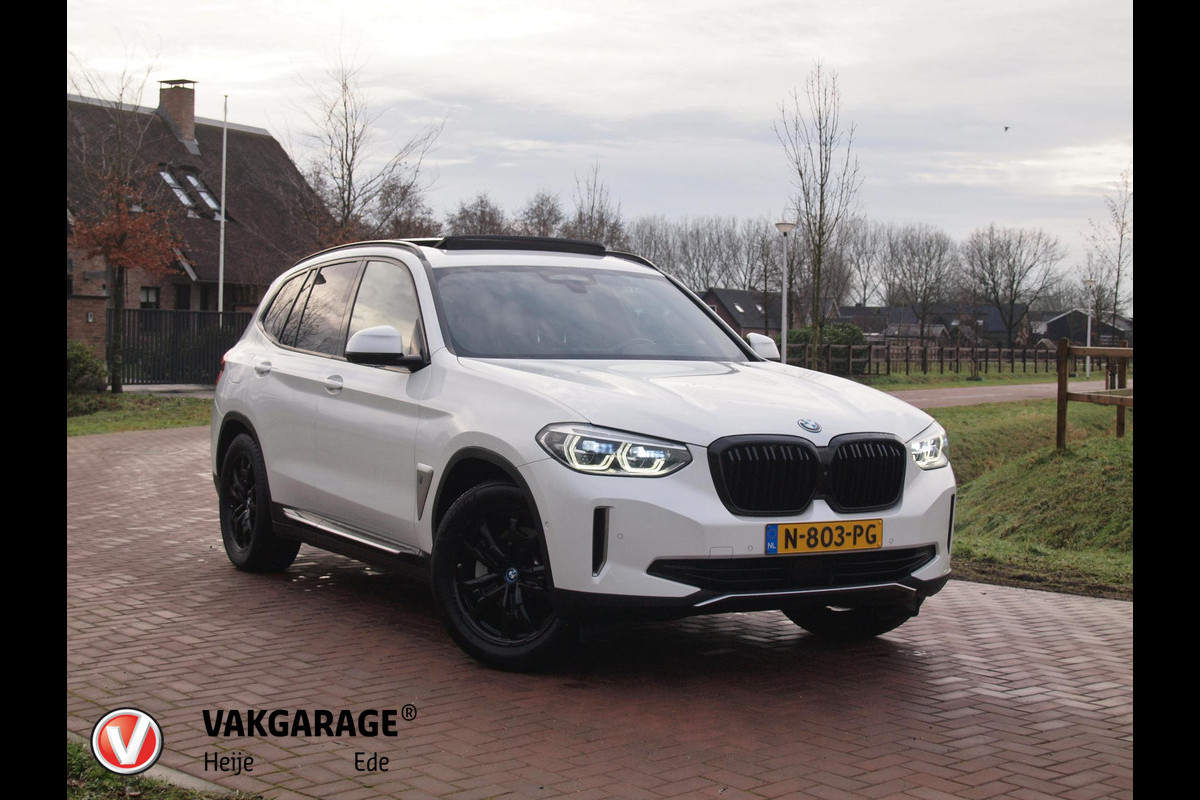 BMW iX3 High Executive 80 kWh | SOH 98% | Panoramadak | Black Optic Pakket | Trekhaak | 360 Camera | Sfeerverlichting | Head-Up Display | Harman Kardon |