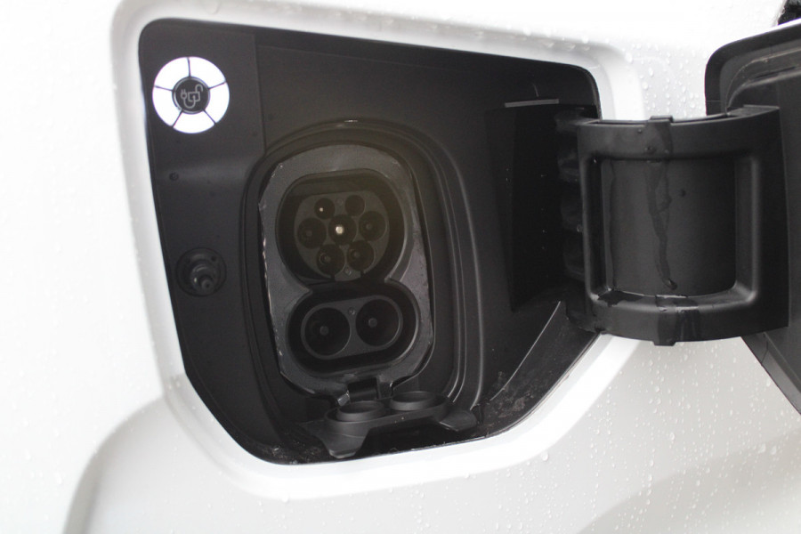 Ford E-Transit Custom 320 L1H1 Limited 65 kWh 218pk - Trekhaak - Pro Power - Stoelverwarming - Carplay/Android - Camera - Rijklaar