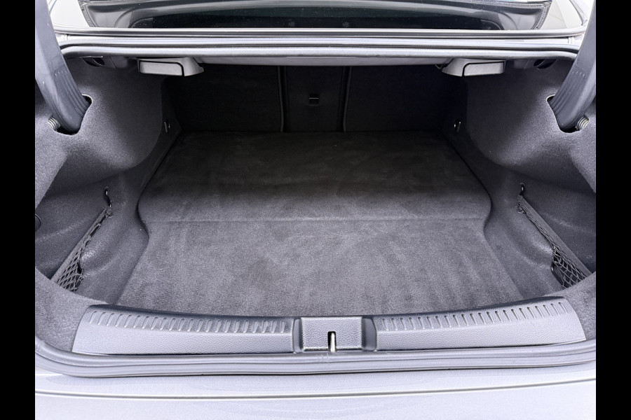 Mercedes-Benz CLA-Klasse 250e AMG // Keyless Entry // Sfeerverlichting // Camera // 19" AMG Velgen // Apple Carplay // Android Auto // Privacy Glas