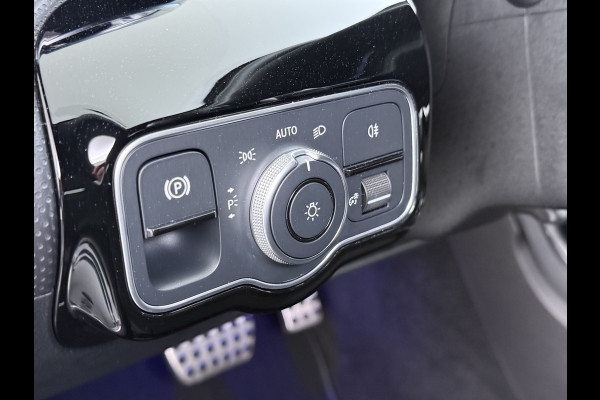 Mercedes-Benz CLA-Klasse 250e AMG // Keyless Entry // Sfeerverlichting // Camera // 19" AMG Velgen // Apple Carplay // Android Auto // Privacy Glas