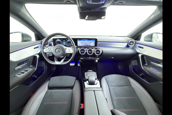 Mercedes-Benz CLA-Klasse 250e AMG // Keyless Entry // Sfeerverlichting // Camera // 19" AMG Velgen // Apple Carplay // Android Auto // Privacy Glas