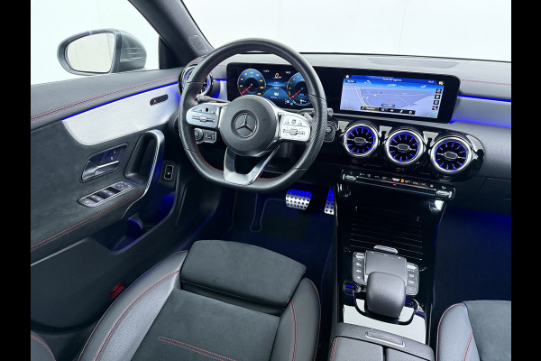 Mercedes-Benz CLA-Klasse 250e AMG // Keyless Entry // Sfeerverlichting // Camera // 19" AMG Velgen // Apple Carplay // Android Auto // Privacy Glas