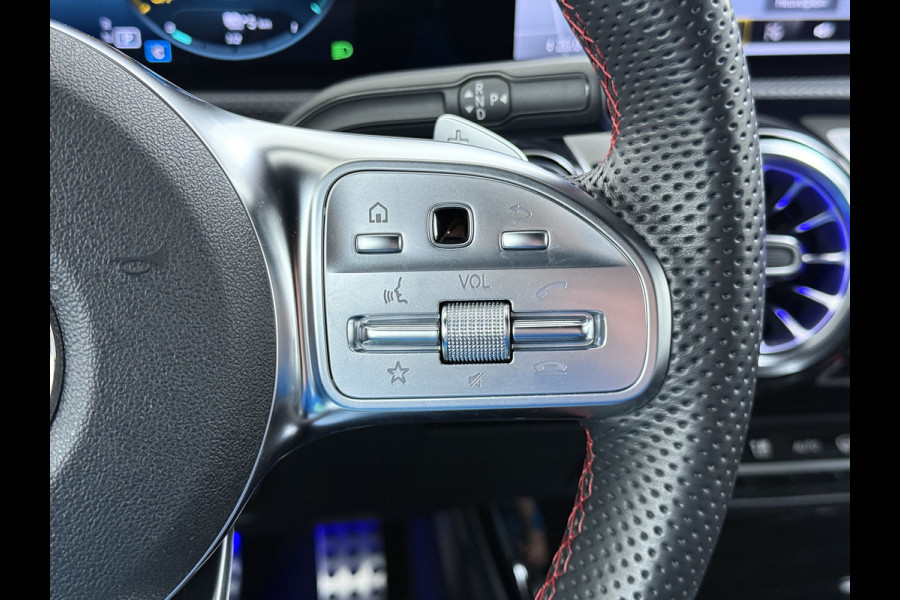 Mercedes-Benz CLA-Klasse 250e AMG // Keyless Entry // Sfeerverlichting // Camera // 19" AMG Velgen // Apple Carplay // Android Auto // Privacy Glas