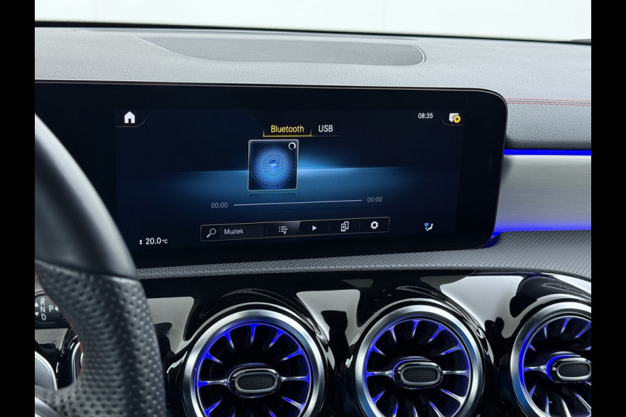Mercedes-Benz CLA-Klasse 250e AMG // Keyless Entry // Sfeerverlichting // Camera // 19" AMG Velgen // Apple Carplay // Android Auto // Privacy Glas