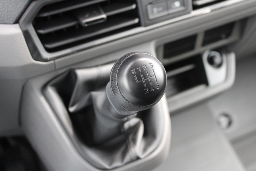 Volkswagen Crafter 30 2.0 TDI L3H3 140pk - Navigatie - DAB - Geveerde Stoel - Camera - Carplay - Rijklaar
