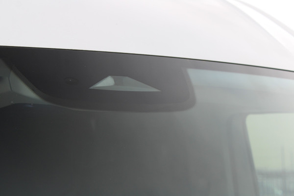 Volkswagen Crafter 30 2.0 TDI L3H3 140pk - Navigatie - DAB - Geveerde Stoel - Camera - Carplay - Rijklaar