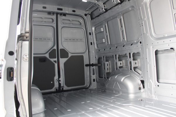 Volkswagen Crafter 30 2.0 TDI L3H3 140pk - Navigatie - DAB - Geveerde Stoel - Camera - Carplay - Rijklaar