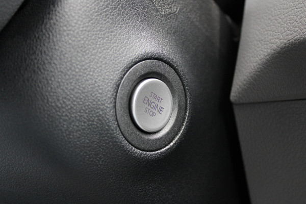 Volkswagen Crafter 30 2.0 TDI L3H3 140pk - Navigatie - DAB - Geveerde Stoel - Camera - Carplay - Rijklaar