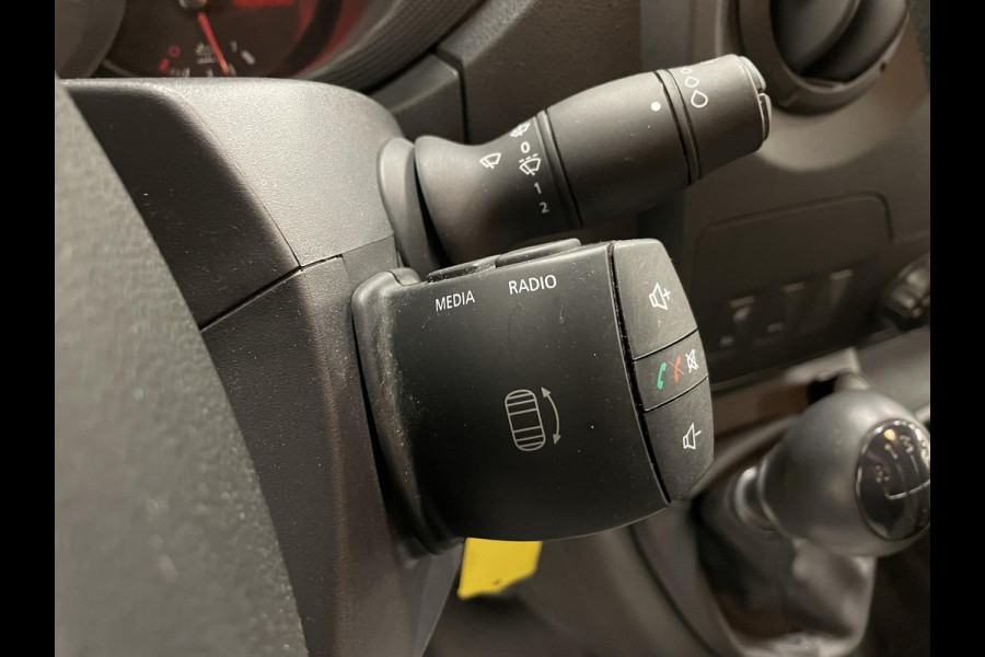 Renault Master T35 2.3 dCi L2H2 130PK Airco Cruise Control Navi PDA achter 2-zits