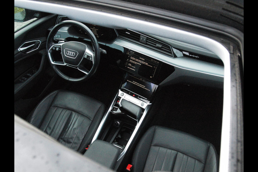 Audi e-tron 55 quattro Business edition Plus 95 kWh | 91% | Panoramadak | Apple Carplay | Trekhaak | Parkeersensoren | Adaptieve Cruise Control |