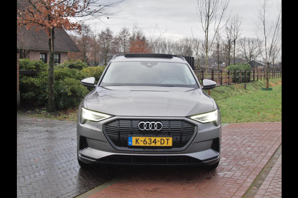 Audi e-tron 55 quattro Business edition Plus 95 kWh | 91% | Panoramadak | Apple Carplay | Trekhaak | Parkeersensoren | Adaptieve Cruise Control |