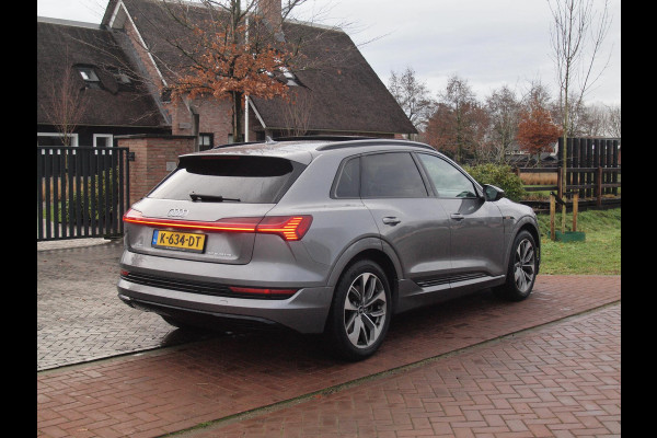 Audi e-tron 55 quattro Business edition Plus 95 kWh | 91% | Panoramadak | Apple Carplay | Trekhaak | Parkeersensoren | Adaptieve Cruise Control |