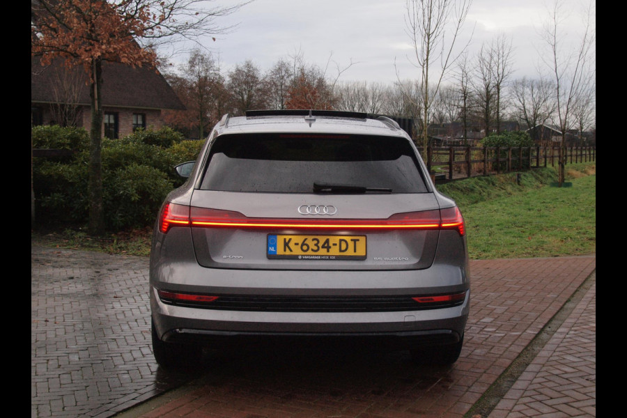 Audi e-tron 55 quattro Business edition Plus 95 kWh | 91% | Panoramadak | Apple Carplay | Trekhaak | Parkeersensoren | Adaptieve Cruise Control |