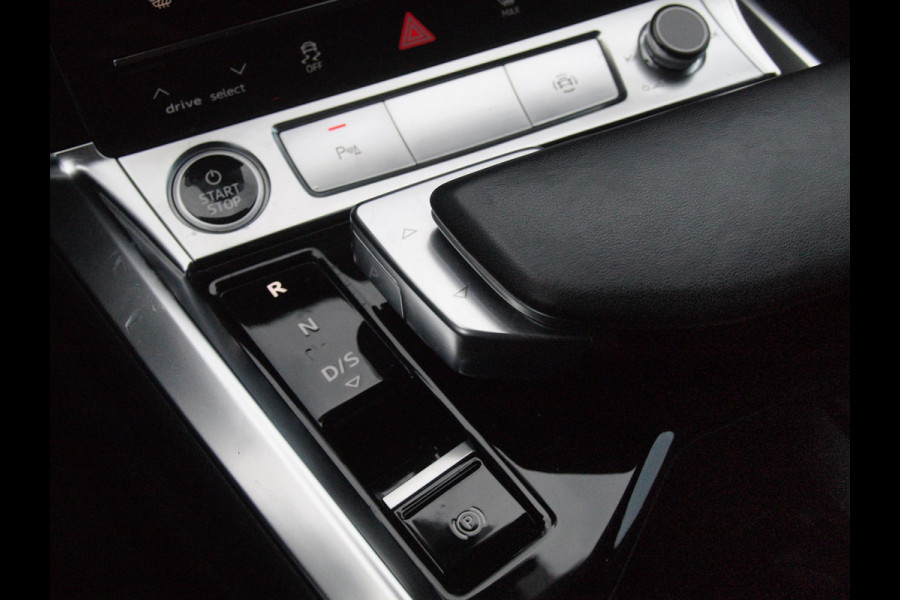 Audi e-tron 55 quattro Business edition Plus 95 kWh | 91% | Panoramadak | Apple Carplay | Trekhaak | Parkeersensoren | Adaptieve Cruise Control |