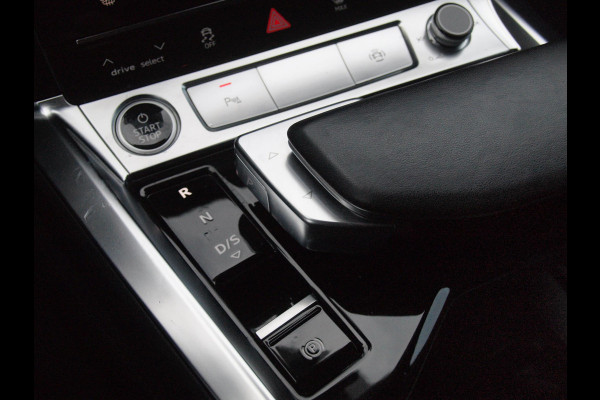 Audi e-tron 55 quattro Business edition Plus 95 kWh | 91% | Panoramadak | Apple Carplay | Trekhaak | Parkeersensoren | Adaptieve Cruise Control |