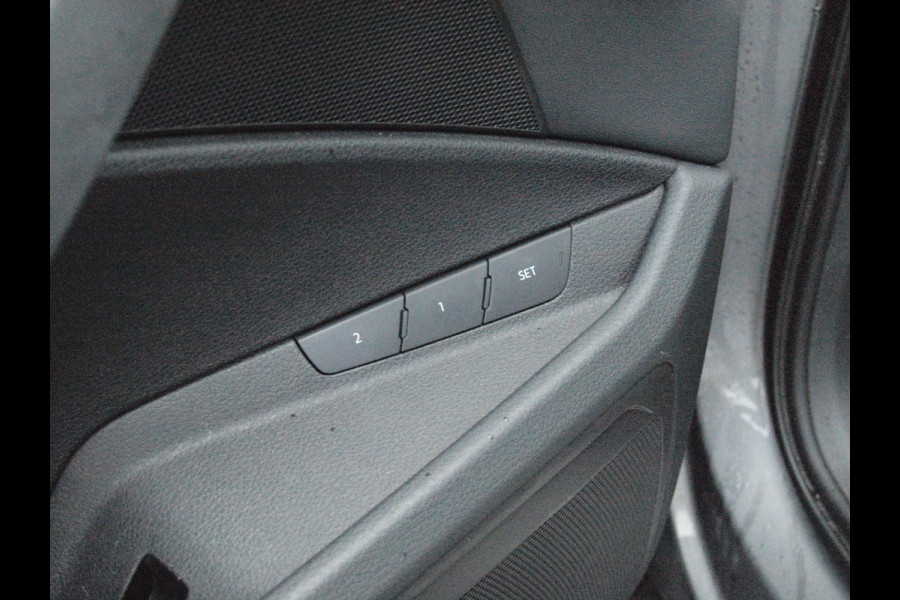 Audi e-tron 55 quattro Business edition Plus 95 kWh | 91% | Panoramadak | Apple Carplay | Trekhaak | Parkeersensoren | Adaptieve Cruise Control |