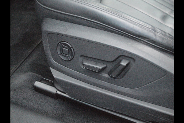 Audi e-tron 55 quattro Business edition Plus 95 kWh | 91% | Panoramadak | Apple Carplay | Trekhaak | Parkeersensoren | Adaptieve Cruise Control |