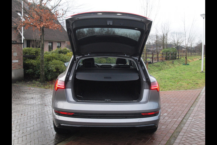 Audi e-tron 55 quattro Business edition Plus 95 kWh | 91% | Panoramadak | Apple Carplay | Trekhaak | Parkeersensoren | Adaptieve Cruise Control |