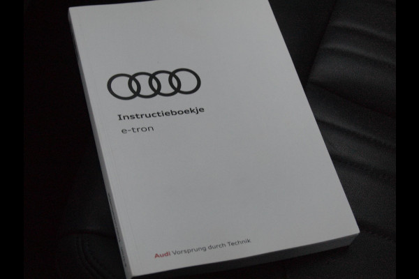 Audi e-tron 55 quattro Business edition Plus 95 kWh | 91% | Panoramadak | Apple Carplay | Trekhaak | Parkeersensoren | Adaptieve Cruise Control |