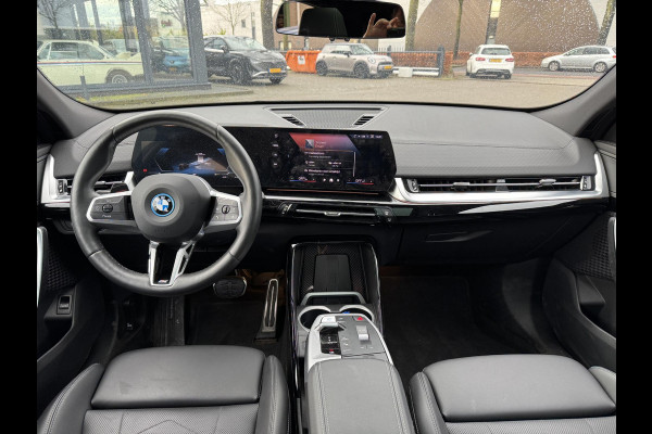 BMW iX2 eDrive20 67 kWh M SPORT | ORIG NL AUTO | 1E EIG. | TOPSTAAT! | 100% ONGEVAL VERLEDEN VRIJ! | DAB+ | ACTIVE GUARD | PARK PACKAGE | COMFORT ACCES | STOELVERWARMING ETC