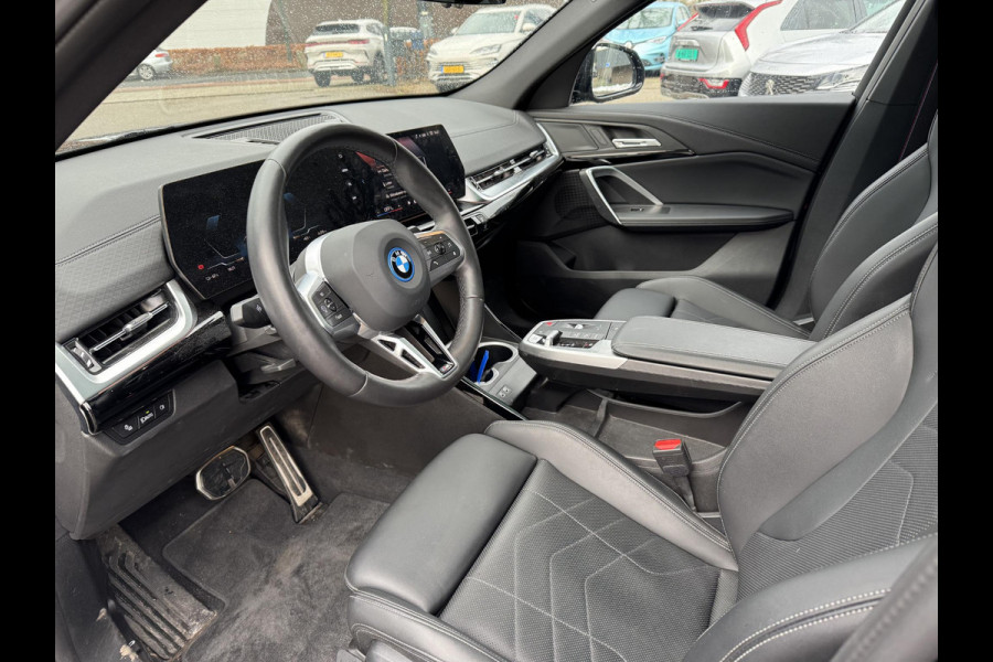 BMW iX2 eDrive20 67 kWh M SPORT | ORIG NL AUTO | 1E EIG. | TOPSTAAT! | 100% ONGEVAL VERLEDEN VRIJ! | DAB+ | ACTIVE GUARD | PARK PACKAGE | COMFORT ACCES | STOELVERWARMING ETC